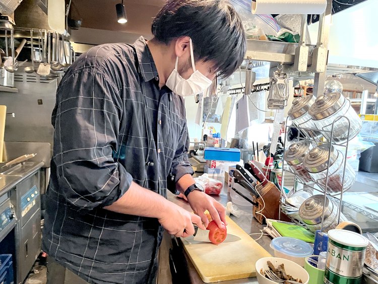 パテを焼く間にトマトやレタスを切り、ローストオニオンやバンズを焼く。小野さんは「トマトは肉厚のものが合うんですよ」とトマトを厚切りにする。