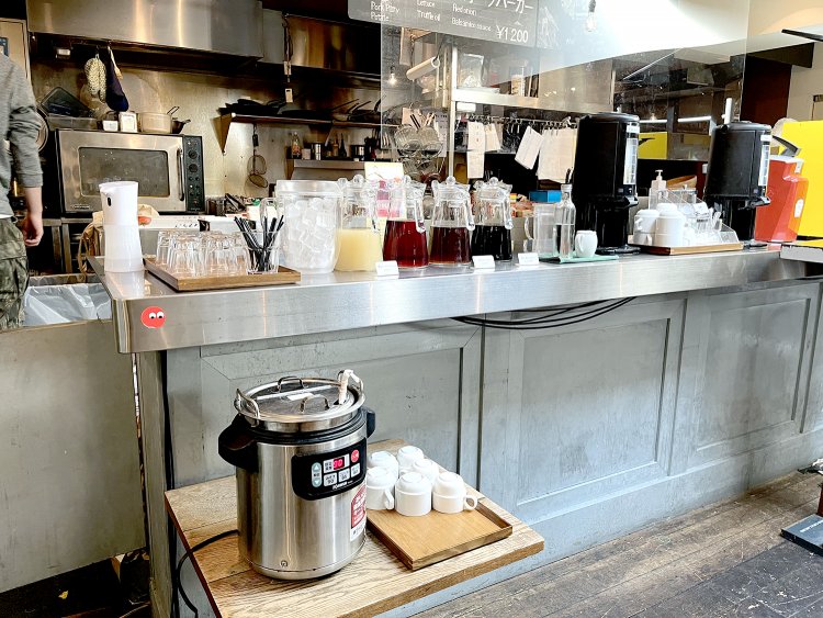 コーヒー、紅茶、オーガニックティー、グレープフルーツジュース。コーヒー紅茶はホットもある。日替わりのスープ（1種）も飲み放題だ。