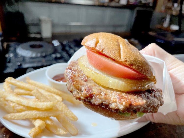 ずっしりと重いぞ、信州和牛100%バーガー！