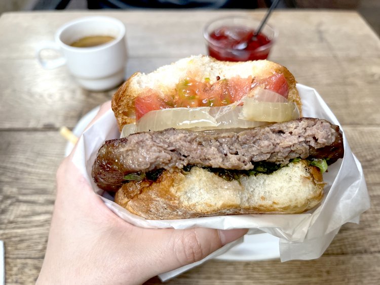 粗挽きビーフの肉汁を、バンズがレシーブしてくれる。