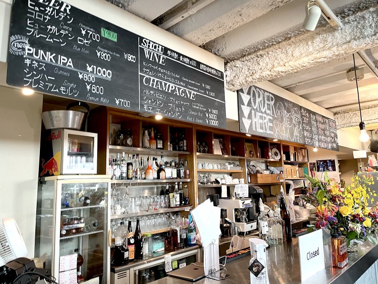 バーカウンターにはさまざまなお酒が揃っている。