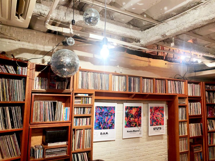棚に収められたたくさんの本や、ミラーボールにテンションが上がる。