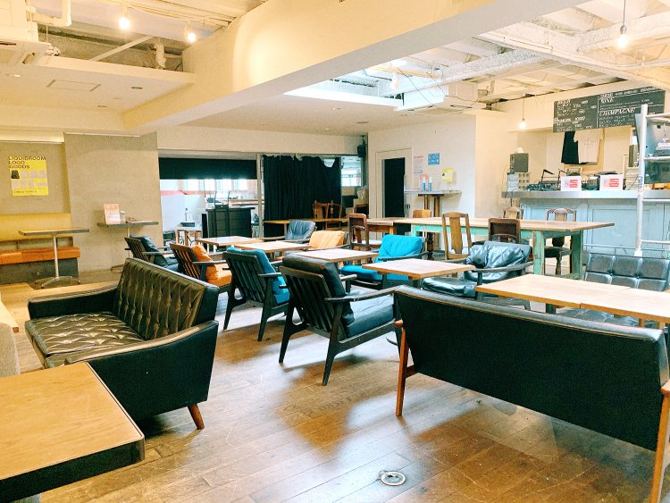 開放的で明るい店内。ふかふかのソファでゆっくりくつろげる。