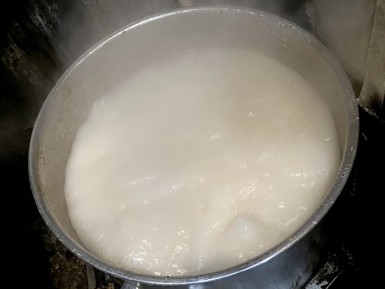 白湯スープは5時間かけて豚骨だけで取る。豚の旨味が充分に引き出され白濁している。