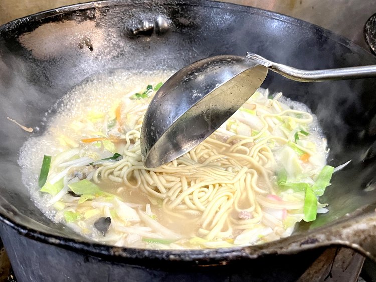 具材に白湯スープを加え、さらにちゃんぽん麺を投入したあとひと混ぜし、フタをして約2～3分で完成だ。