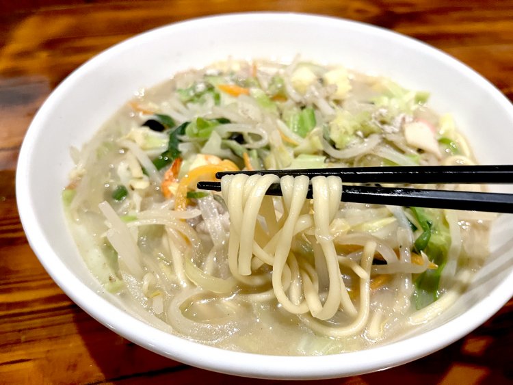 中太のちゃんぽん麺。ほどよくコシもあり、時間がたつと麺がスープを吸い込んでおいしくなる。
