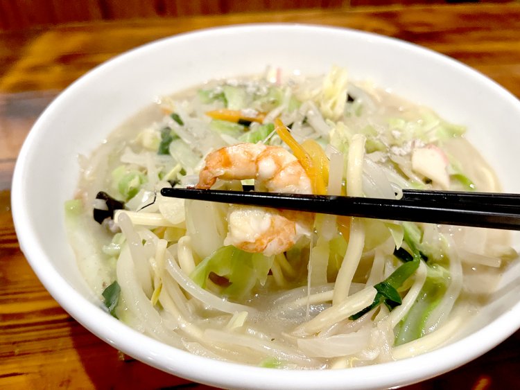 大きなエビをはじめ、野菜もお肉も具だくさんの長崎ちゃんぽん。