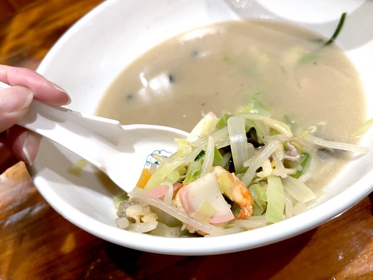 レンゲでスープの底をすくったら具がこんなに出てきた！