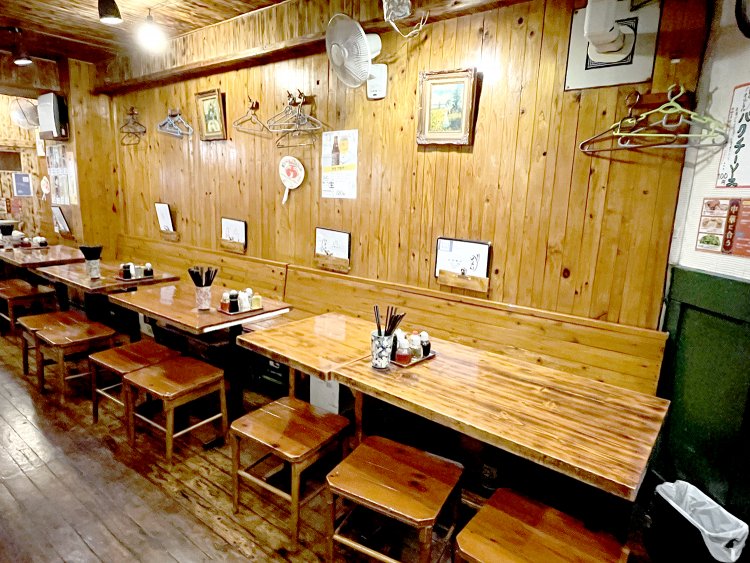 木目調でリラックスできる雰囲気の店内。