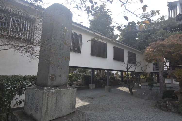 境内に建つ正宗碑。