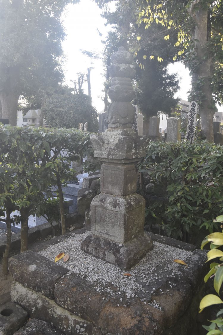 碑の背面にある渡り廊下をくぐった場所に建つ正宗の供養塔。