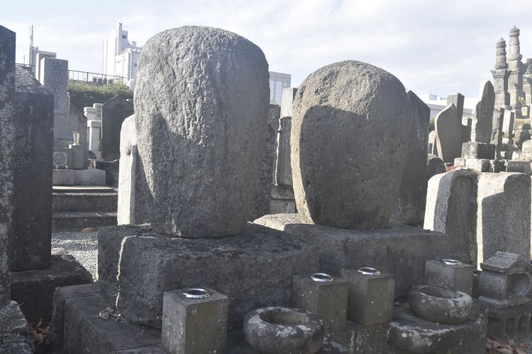 墓地内には正宗親子の墓と伝わる墓石もある。