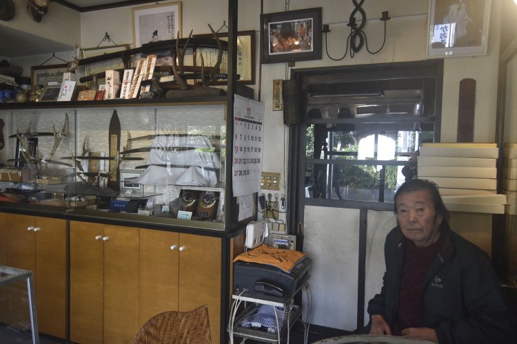 山村綱廣さんの後ろにある扉の奥に工房がある。