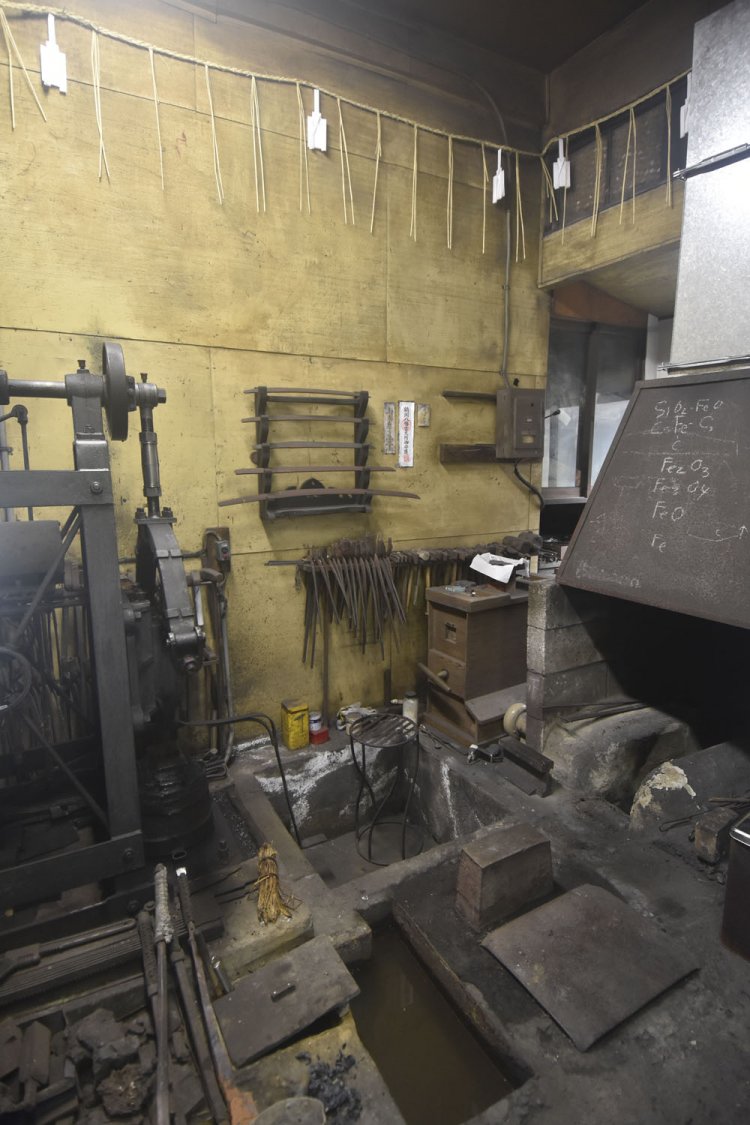 店の奥にある日本刀の工房。