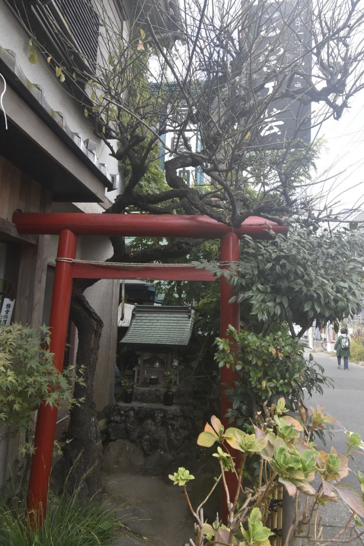 店の並びにある合槌稲荷。刀鍛冶の守り神とされている。