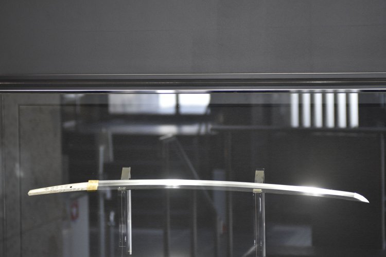 展示室への入口付近に置かれている山村綱廣氏作刀の日本刀。