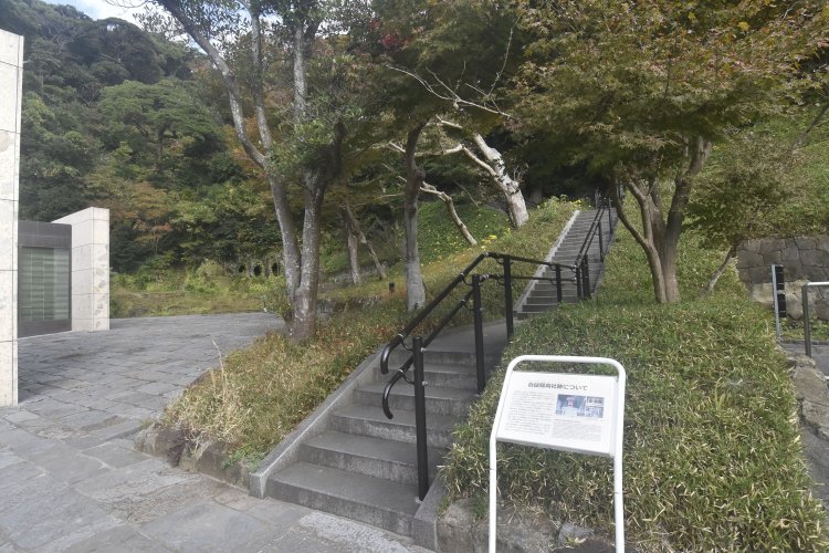 建物の裏手にある合槌稲荷社跡へ続く階段。