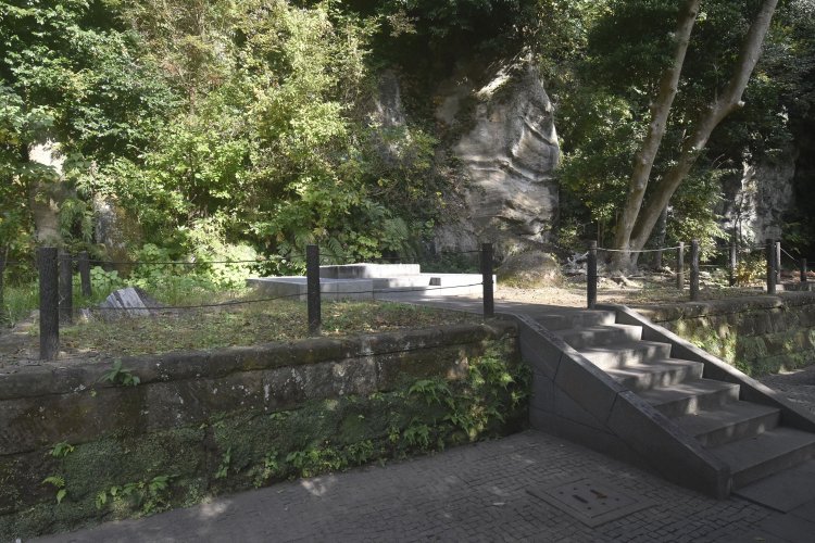 基壇だけが残されている合槌稲荷社。