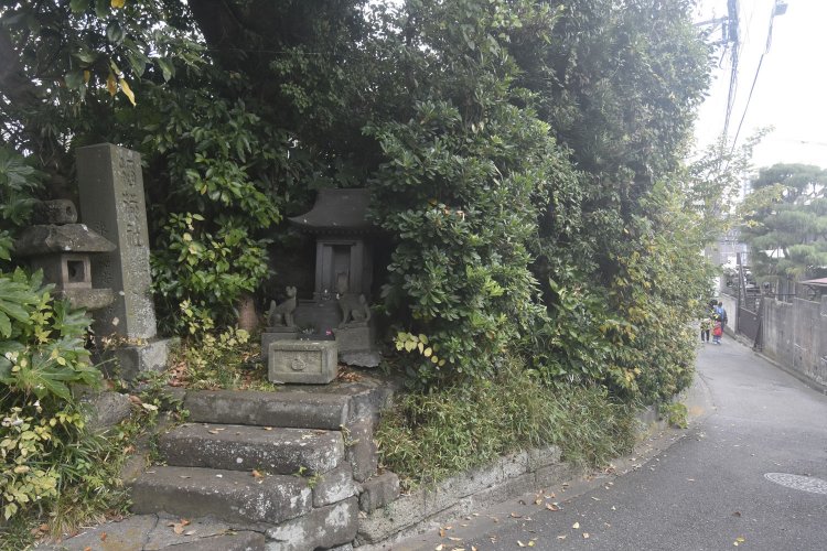 気づかずに通り過ぎてしまいそうな正宗稲荷。