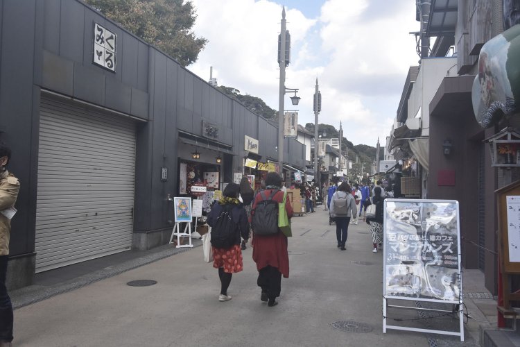 鎌倉の人気スポットとして知られる小町通り。さまざまな店が並び飽きさせない。