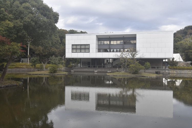 平家池に隣接する鎌倉文華館鶴岡ミュージアム。