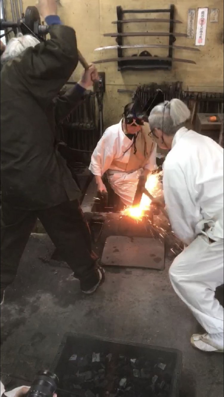 2019年の暮れに行われた正宗工芸での作刀風景。