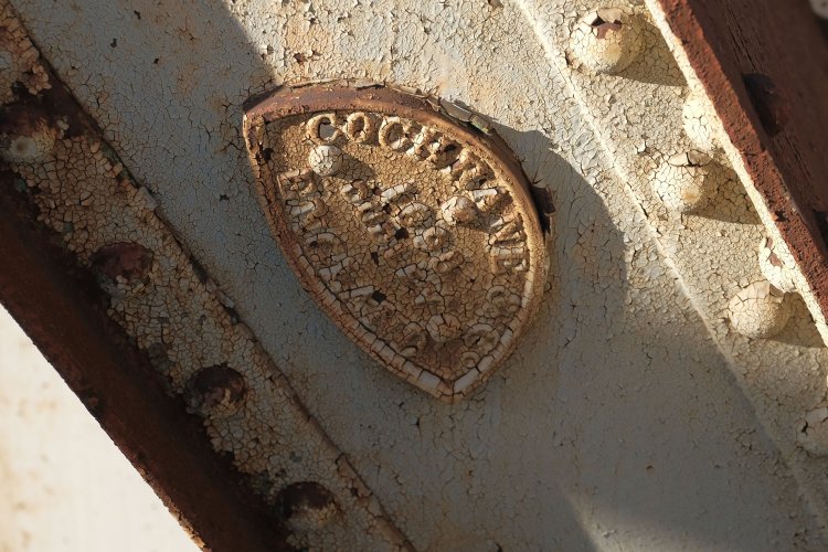 コクラン社（コクレーンとも言う）の製造銘板。トラスの端部（端柱）にさりげなくある。形状が扇状なのが面白い。COCHRANE 1895 DUDLEY ENGLANDと読める。
