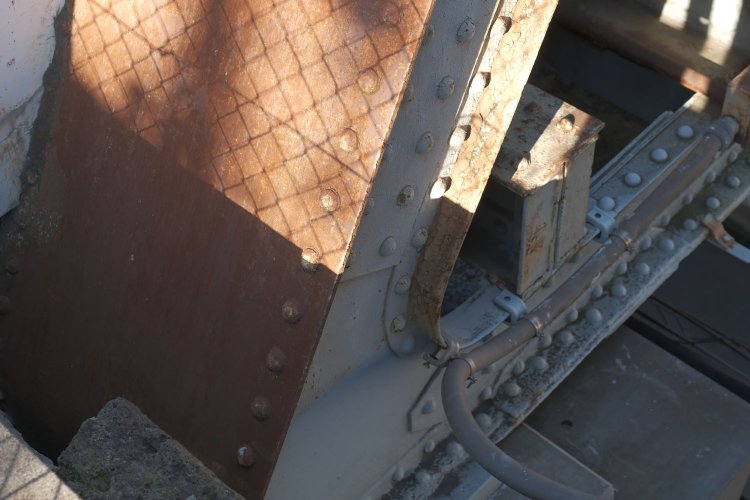 端柱の下部分を見る。垂直に結合する桁部は端横桁と思われる。左右のトラス構造を繋ぐ役割だ。