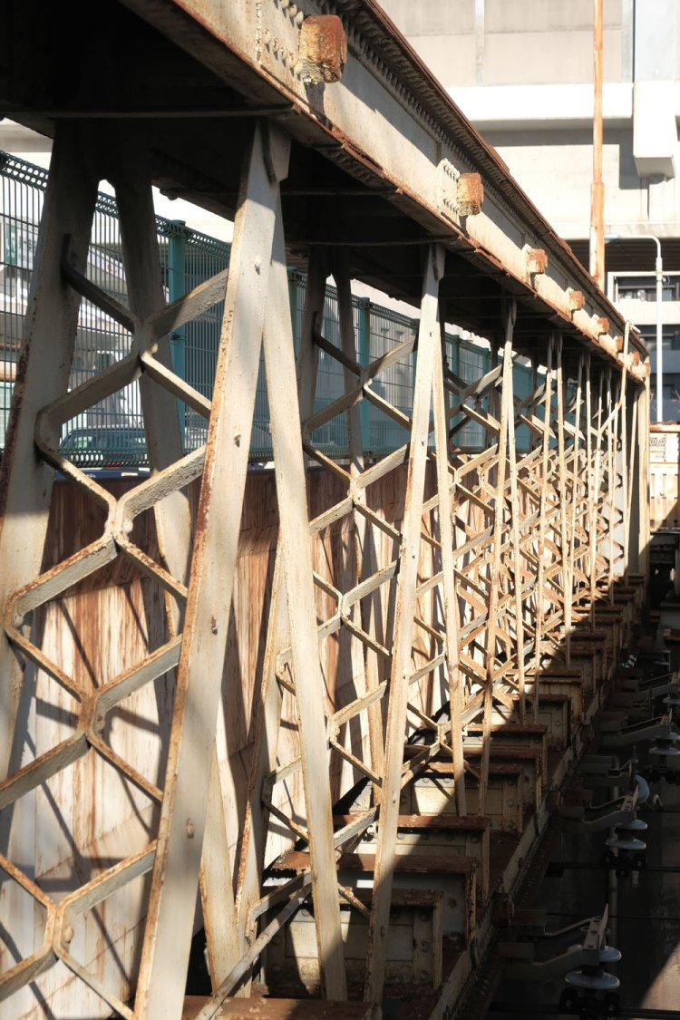 斜材のレーシング部分。よく見かけるタイプではなく、段ボール断面のような構造である。手前の斜材はレーシングがあるものと無いもの（２枚の鋼板のみ）の組成である。