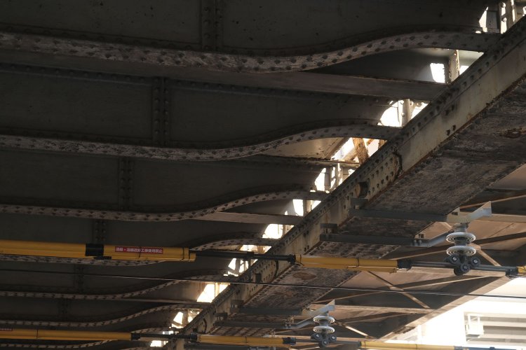 滑らかな曲線を描く中間横桁。曲線を描く鉄鋼の加工は簡単ではないだろう。当時の技術力が垣間見える。