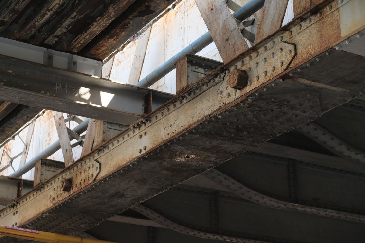 ピン結合部と中間横桁。リベットが沢山打たれた姿もたまらない。