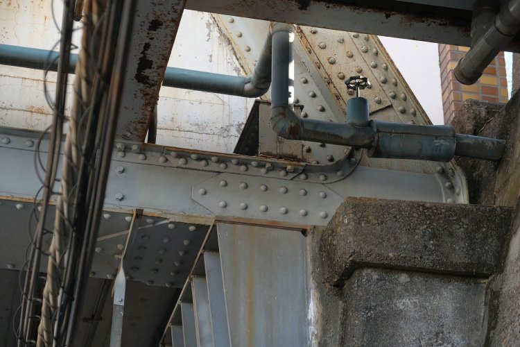 下からも端柱と下弦材の端部分が観察できる。曲線を描いているのがわかる。