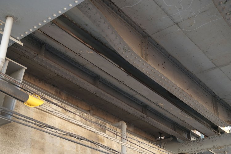 中間横桁は膨らんでいるのに対して端横桁は細く直線だ。こうした僅かな違いが観察できるのは、真下が道路だからというのもある。