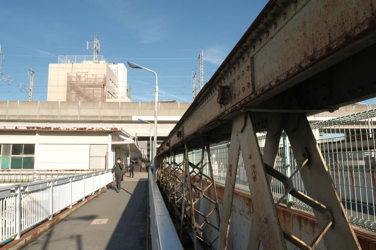 上写真の反対側の斜材部分。こちらも同様にレーシングがあるものと無いものが結合する。