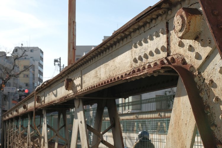 ピン頭は六角形をしている。リベットで結合された部分との対比。