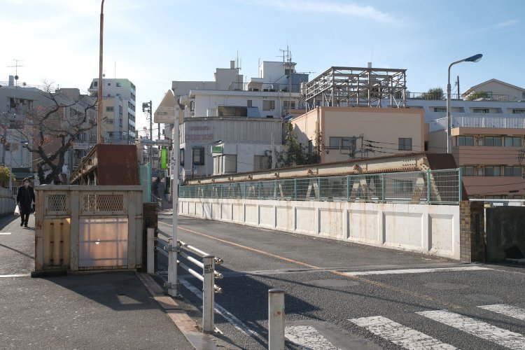 十条跨線橋の全景。上部の左右を繋ぐ上横構が無く背の低いトラス構造から、ポニーワーレントラスだとわかる。