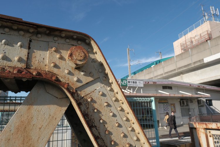 格点のピン結合部と東十条駅舎とＥ５系新幹線。時代を越えたものが出会う瞬間。