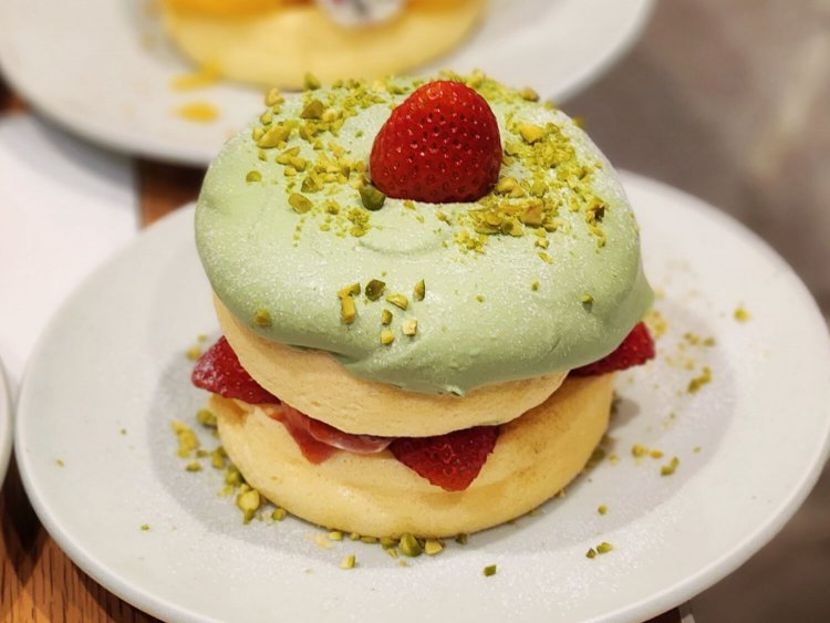 奇跡のパンケーキ ストロベリー&ピスタチオ 1540円。 2022年12月21日〜2023年1月15日限定。