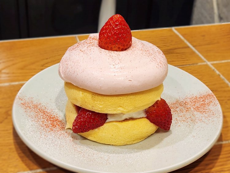 奇跡のパンケーキ ピンクストロベリー 1430円。 2022年12月6日〜12月20日限定。