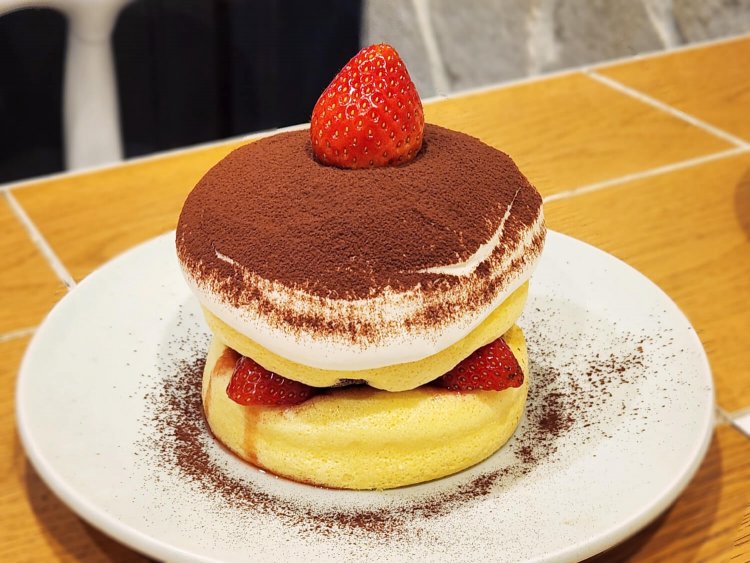 奇跡のパンケーキ ストロベリー&ティラミス 1430円。 2022年12月6日〜12月20日限定。