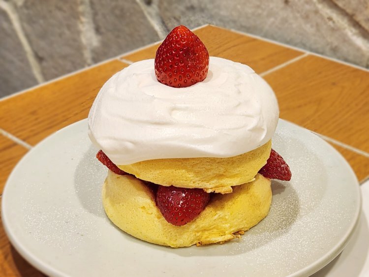 奇跡のパンケーキ ホワイトストロベリー 1430円。 2022年12月21日〜2023年1月15日限定。