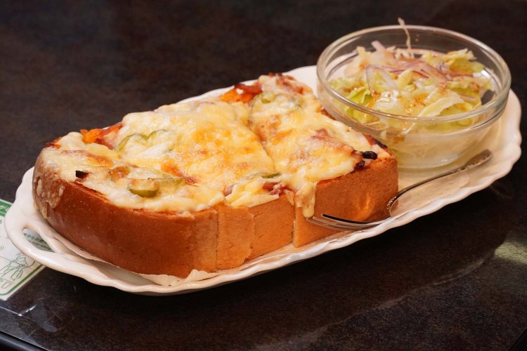 2.5㎝ほどの厚みがあるトーストは食べごたえがある。