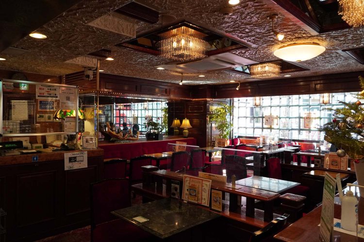 ビルの2階にありながら、座面が低いため天井が高く感じられる、開放的な空間が広がる。