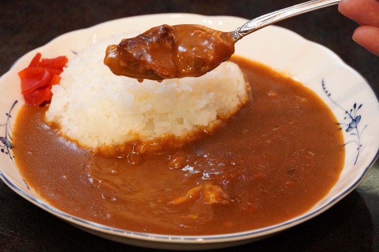 半月形のライスは量もちょうどよく、味付けも甘めで万人好みだ。