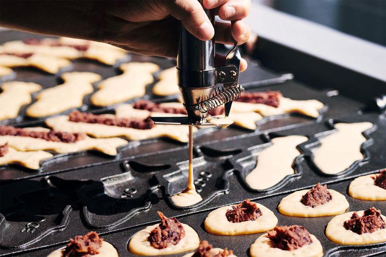 特注の型で焼き上げる。（写真提供：OYOGE）