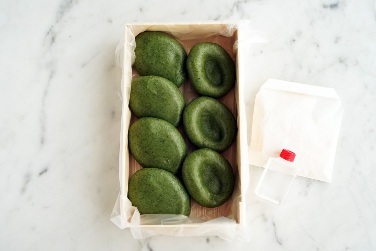 草餅7個折入1425円。左4個はあんいり、右3個はあんなし。