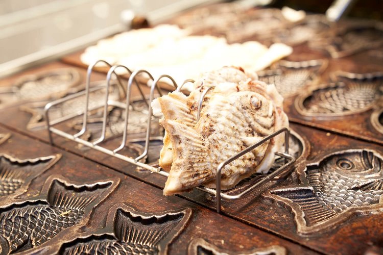 「うす皮たい焼き」 1枚194円（税込）。