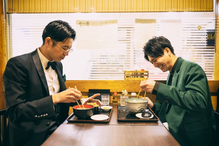 桑原さんは竹むら重、多田さんはなめこそばを注文。「お前昔からなめこ好きよな」と同級生らしい会話が。