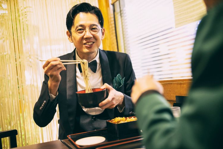 桑原「気づいたらパンツ一丁で踊ってます」。