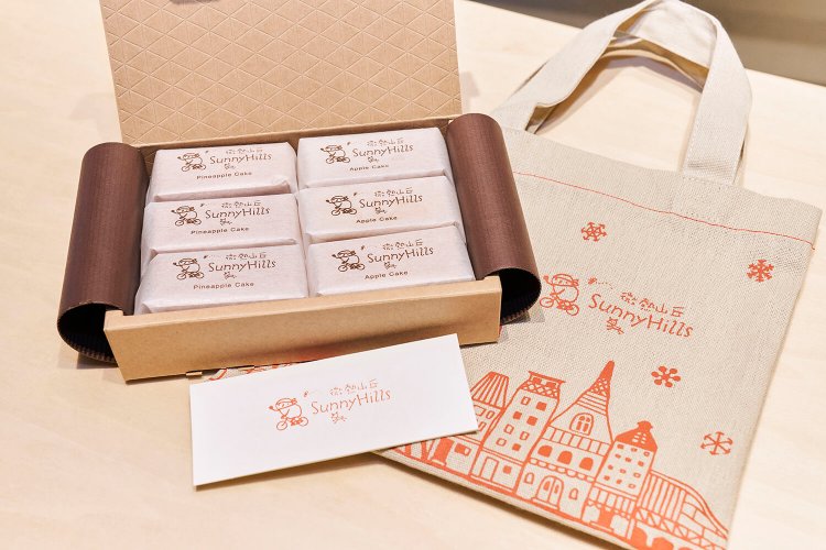 パイナップルケーキ・りんごケーキ 各3個入り2,100円（税込）。布袋は大阪限定や冬限定のデザインがあり、そのまま渡せるのが嬉しいポイント。